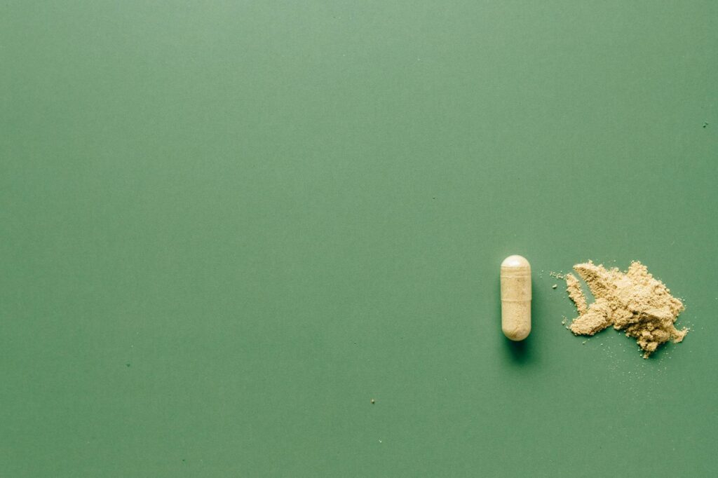 Ashwagandha Kapsel und Pulver als Adaptogen-Symbol