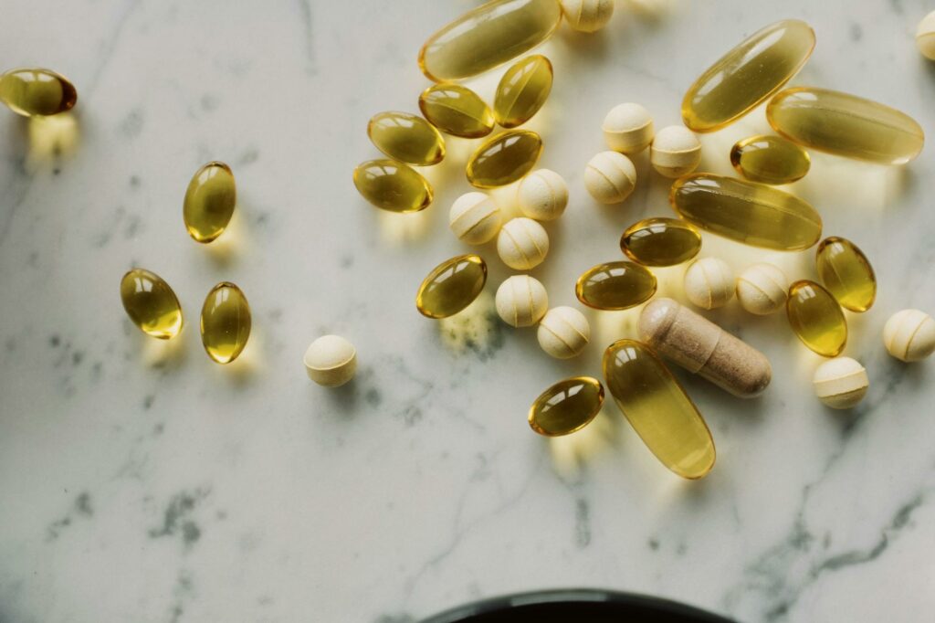Supplement-Kapseln auf Marmor als Symbol fuer Biohacking-Stack