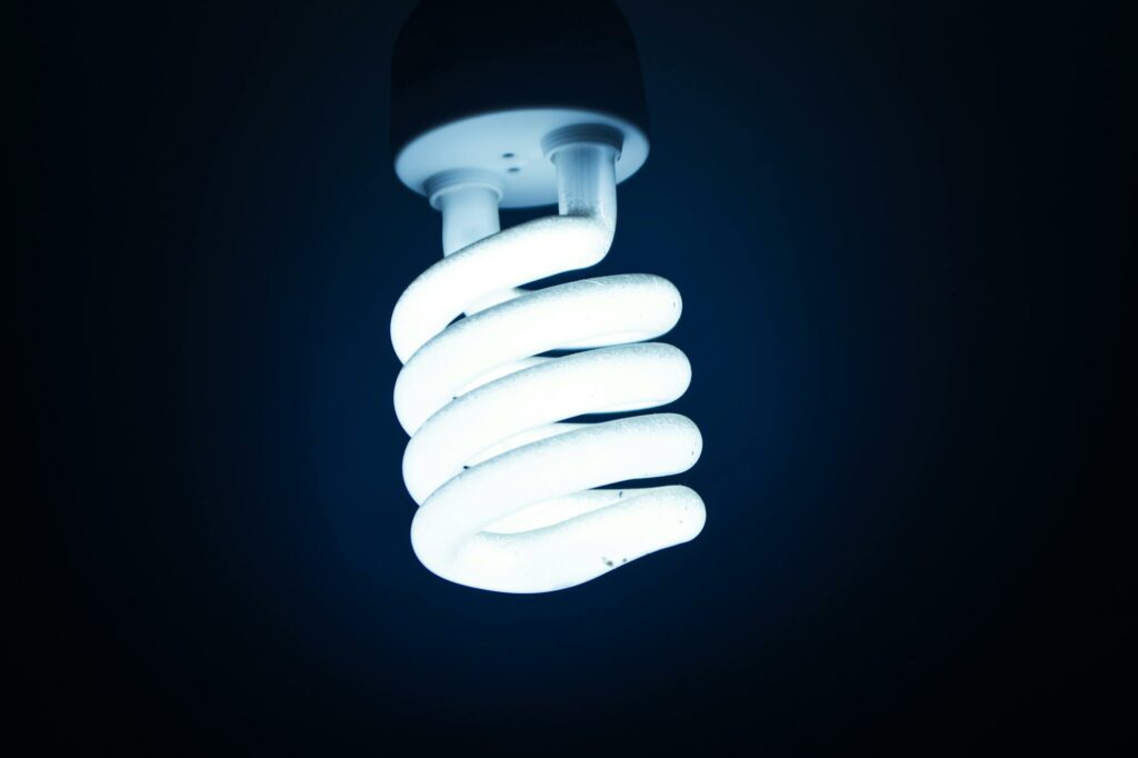 Energiesparlampe als Symbol fuer mitochondriale Zellenergie