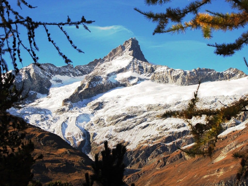 Verschneiter Berggipfel unter blauem Himmel