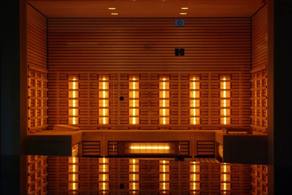 Infrarotsauna-Kabine mit warmem Licht – Infrarotsauna-Anbieter gibt es auch in Wien