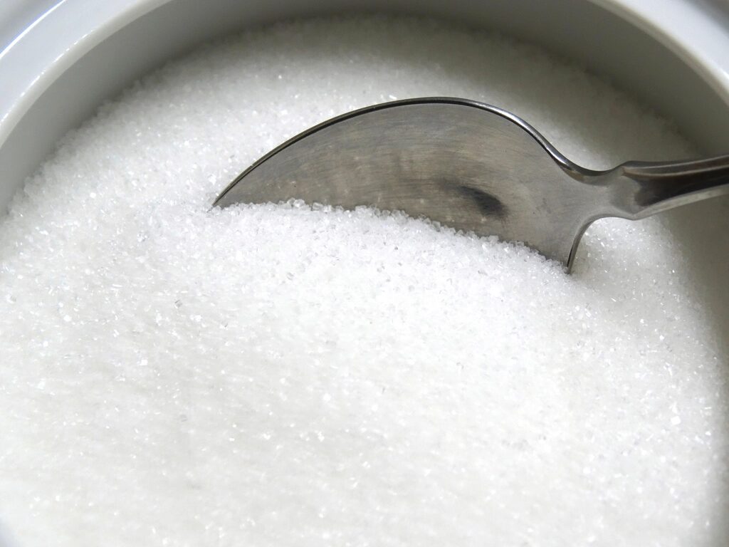 Weißes Pulver auf einem Löffel – NMN-Supplement