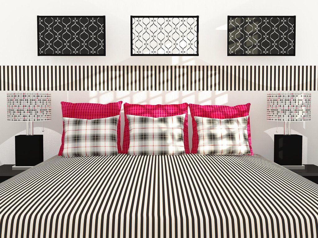 Ordentlich gemachtes Bett in hellem Schlafzimmer