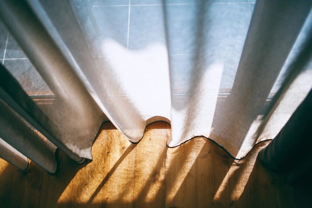 Warmes Sonnenlicht durch das Fenster – Vitamin D